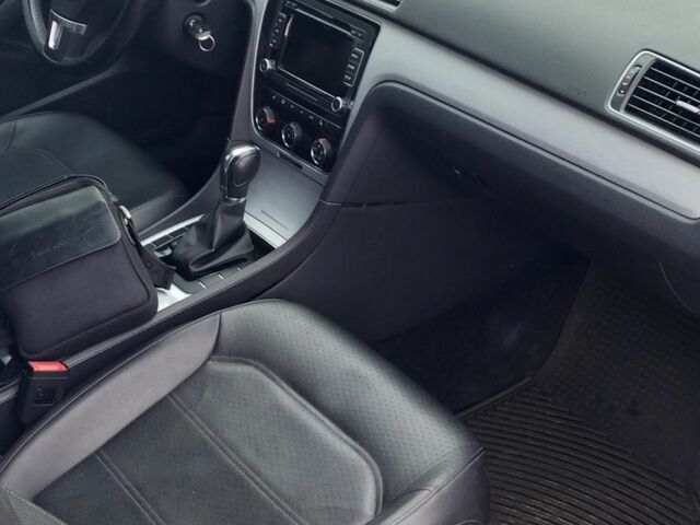 Серый Фольксваген Пассат, объемом двигателя 2.5 л и пробегом 196 тыс. км за 10500 $, фото 4 на Automoto.ua