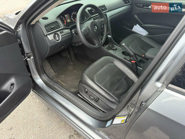 Сірий Фольксваген Пассат, об'ємом двигуна 2.5 л та пробігом 227 тис. км за 10800 $, фото 16 на Automoto.ua