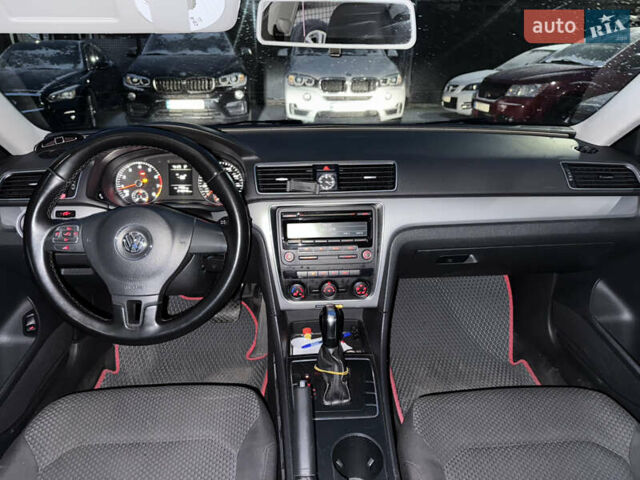 Серый Фольксваген Пассат, объемом двигателя 2.5 л и пробегом 299 тыс. км за 7999 $, фото 8 на Automoto.ua