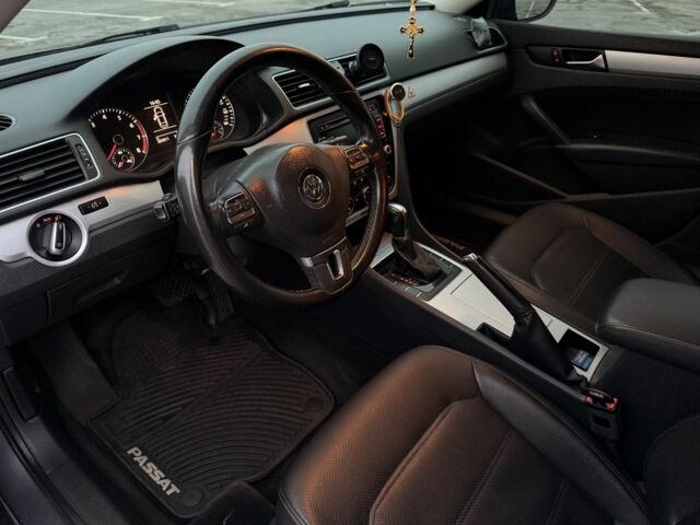 Серый Фольксваген Пассат, объемом двигателя 2.5 л и пробегом 280 тыс. км за 10000 $, фото 6 на Automoto.ua