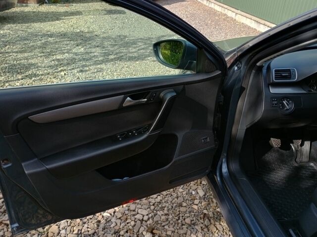 Фольксваген Пассат 2012 в Самборе на Automoto.ua Серый Фольксваген Пассат, объемом двигателя 1.6 л и пробегом 275 тыс. км за 9500 $, фото 12 на Automoto.ua