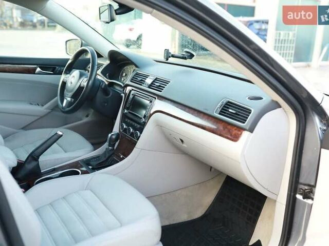 Серый Фольксваген Пассат, объемом двигателя 2.5 л и пробегом 140 тыс. км за 9900 $, фото 28 на Automoto.ua