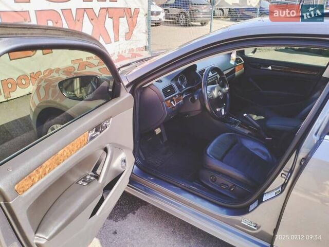 Сірий Фольксваген Пассат, об'ємом двигуна 2.5 л та пробігом 202 тис. км за 11999 $, фото 7 на Automoto.ua
