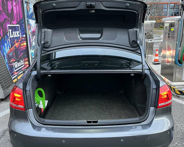 Сірий Фольксваген Пассат, об'ємом двигуна 2.5 л та пробігом 214 тис. км за 9500 $, фото 6 на Automoto.ua