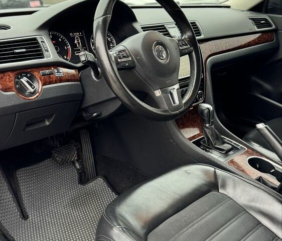 Серый Фольксваген Пассат, объемом двигателя 2 л и пробегом 230 тыс. км за 11900 $, фото 10 на Automoto.ua