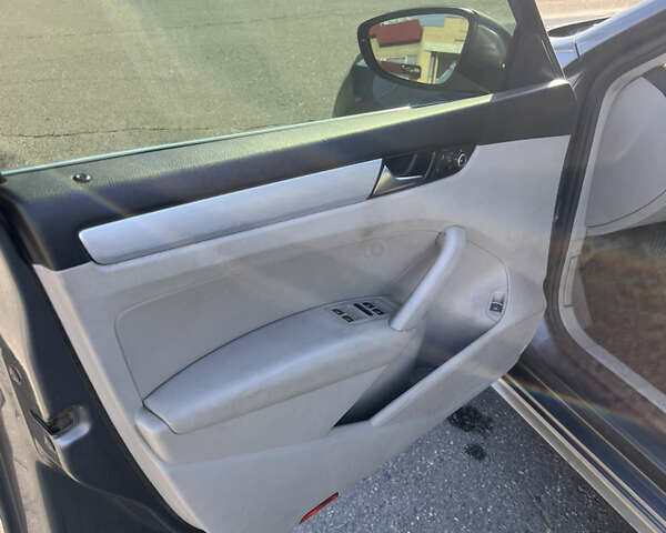 Серый Фольксваген Пассат, объемом двигателя 2.5 л и пробегом 174 тыс. км за 10900 $, фото 9 на Automoto.ua