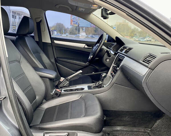 Фольксваген Пассат 2012 в Запорожье на Automoto.ua Серый Фольксваген Пассат, объемом двигателя 2.48 л и пробегом 228 тыс. км за 9900 $, фото 11 на Automoto.ua