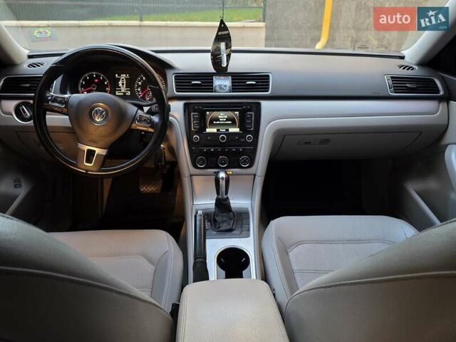 Серый Фольксваген Пассат, объемом двигателя 2.5 л и пробегом 241 тыс. км за 7450 $, фото 28 на Automoto.ua