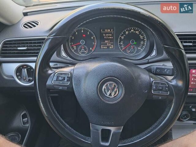 Серый Фольксваген Пассат, объемом двигателя 2.5 л и пробегом 222 тыс. км за 9999 $, фото 8 на Automoto.ua