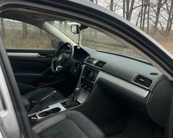 Серый Фольксваген Пассат, объемом двигателя 2.48 л и пробегом 226 тыс. км за 9800 $, фото 7 на Automoto.ua