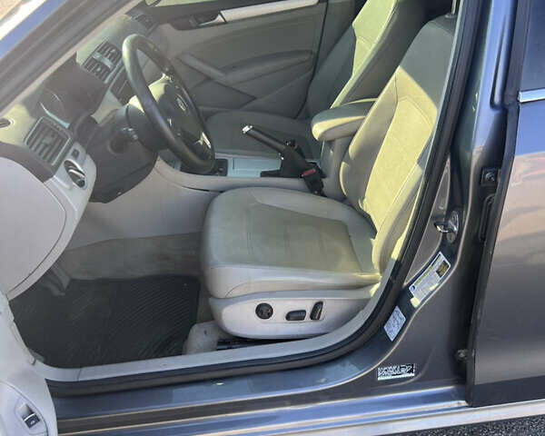 Серый Фольксваген Пассат, объемом двигателя 2.5 л и пробегом 174 тыс. км за 10900 $, фото 11 на Automoto.ua