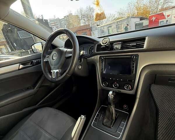 Сірий Фольксваген Пассат, об'ємом двигуна 2.48 л та пробігом 263 тис. км за 9000 $, фото 25 на Automoto.ua