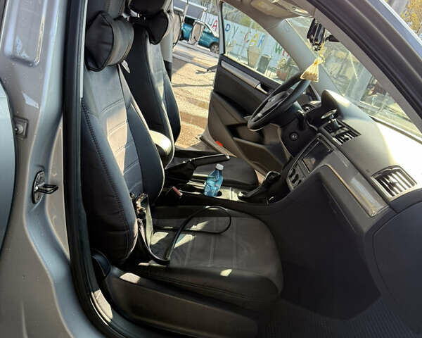 Сірий Фольксваген Пассат, об'ємом двигуна 2.48 л та пробігом 263 тис. км за 9000 $, фото 18 на Automoto.ua