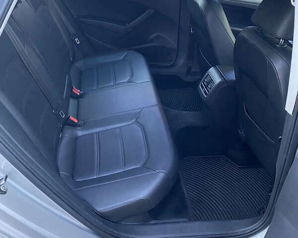 Сірий Фольксваген Пассат, об'ємом двигуна 2.48 л та пробігом 226 тис. км за 11000 $, фото 21 на Automoto.ua