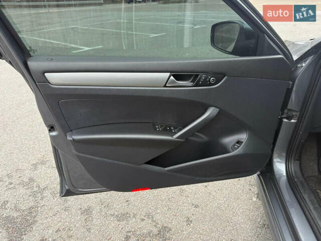 Сірий Фольксваген Пассат, об'ємом двигуна 2.5 л та пробігом 227 тис. км за 10800 $, фото 13 на Automoto.ua