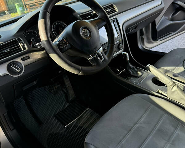 Сірий Фольксваген Пассат, об'ємом двигуна 2.48 л та пробігом 263 тис. км за 9000 $, фото 22 на Automoto.ua