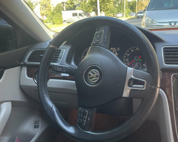 Фольксваген Пассат 2013 в Львове на Automoto.ua Серый Фольксваген Пассат, объемом двигателя 2 л и пробегом 175 тыс. км за 11900 $, фото 9 на Automoto.ua