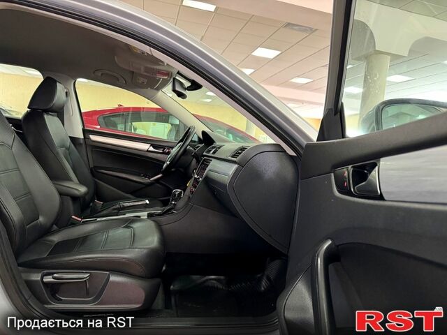 Серый Фольксваген Пассат, объемом двигателя 2.5 л и пробегом 139 тыс. км за 10800 $, фото 4 на Automoto.ua