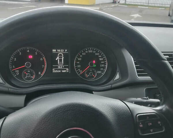 Серый Фольксваген Пассат, объемом двигателя 2.5 л и пробегом 233 тыс. км за 10000 $, фото 5 на Automoto.ua