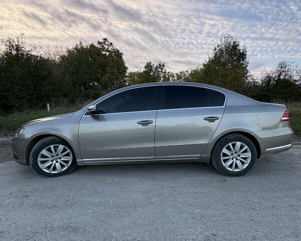 Фольксваген Пассат 2013 в Каменце-Подольском на Automoto.ua Серый Фольксваген Пассат, объемом двигателя 1.6 л и пробегом 270 тыс. км за 10500 $, фото 3 на Automoto.ua