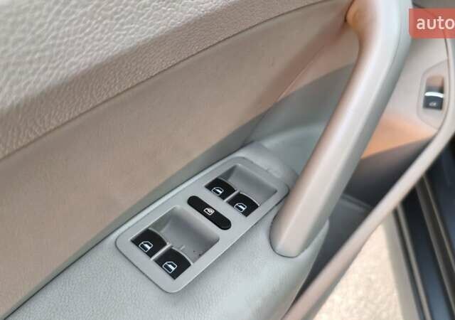 Серый Фольксваген Пассат, объемом двигателя 2.5 л и пробегом 207 тыс. км за 12500 $, фото 11 на Automoto.ua