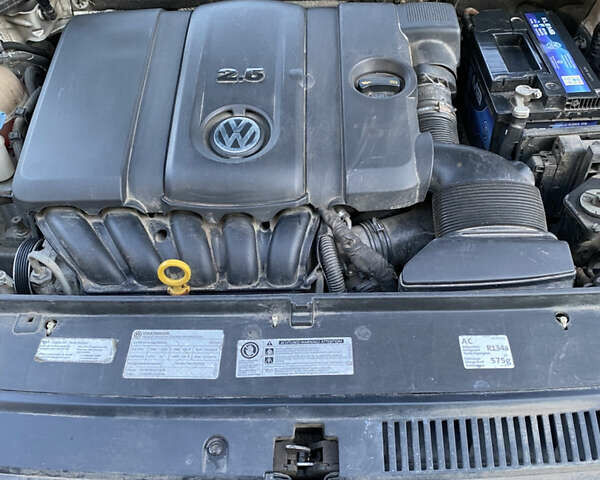 Сірий Фольксваген Пассат, об'ємом двигуна 2.5 л та пробігом 357 тис. км за 11500 $, фото 16 на Automoto.ua