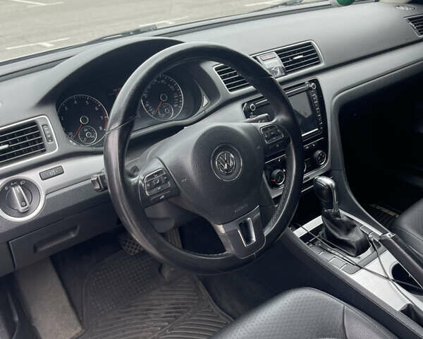 Сірий Фольксваген Пассат, об'ємом двигуна 2.5 л та пробігом 196 тис. км за 10500 $, фото 19 на Automoto.ua