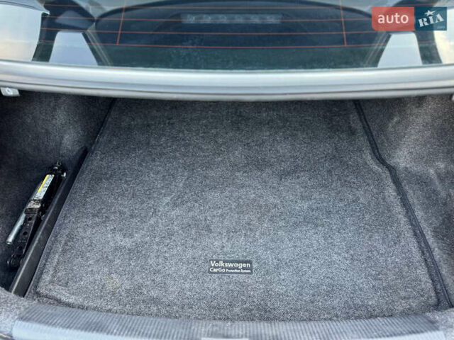 Серый Фольксваген Пассат, объемом двигателя 2.48 л и пробегом 222 тыс. км за 9500 $, фото 7 на Automoto.ua