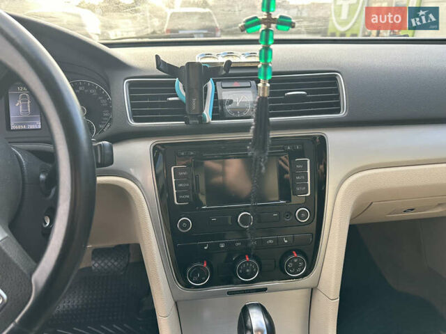 Серый Фольксваген Пассат, объемом двигателя 2.5 л и пробегом 226 тыс. км за 10500 $, фото 6 на Automoto.ua