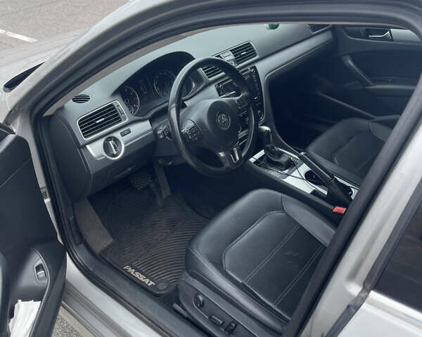 Сірий Фольксваген Пассат, об'ємом двигуна 2.5 л та пробігом 196 тис. км за 10500 $, фото 15 на Automoto.ua