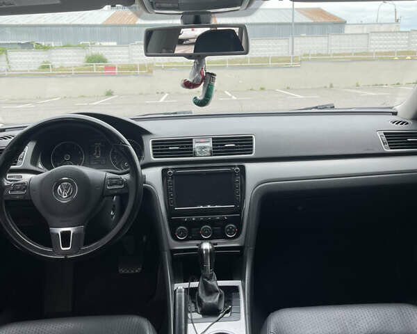 Сірий Фольксваген Пассат, об'ємом двигуна 2.5 л та пробігом 196 тис. км за 10500 $, фото 20 на Automoto.ua