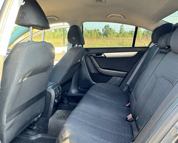 Сірий Фольксваген Пассат, об'ємом двигуна 1.6 л та пробігом 264 тис. км за 8950 $, фото 13 на Automoto.ua