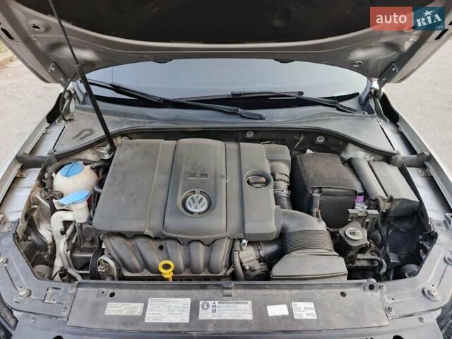 Серый Фольксваген Пассат, объемом двигателя 2.49 л и пробегом 130 тыс. км за 10500 $, фото 5 на Automoto.ua