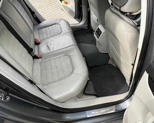 Серый Фольксваген Пассат, объемом двигателя 2 л и пробегом 229 тыс. км за 11800 $, фото 10 на Automoto.ua