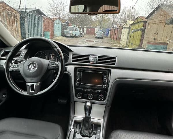 Серый Фольксваген Пассат, объемом двигателя 2.5 л и пробегом 276 тыс. км за 7999 $, фото 5 на Automoto.ua