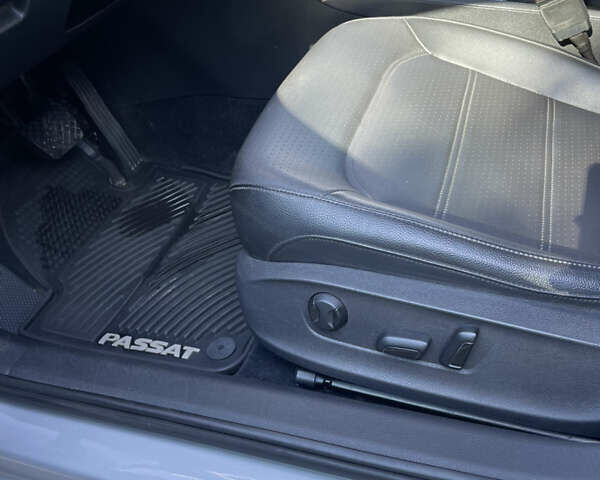 Серый Фольксваген Пассат, объемом двигателя 2.5 л и пробегом 179 тыс. км за 11300 $, фото 13 на Automoto.ua