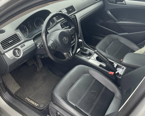 Сірий Фольксваген Пассат, об'ємом двигуна 2.5 л та пробігом 196 тис. км за 10500 $, фото 14 на Automoto.ua