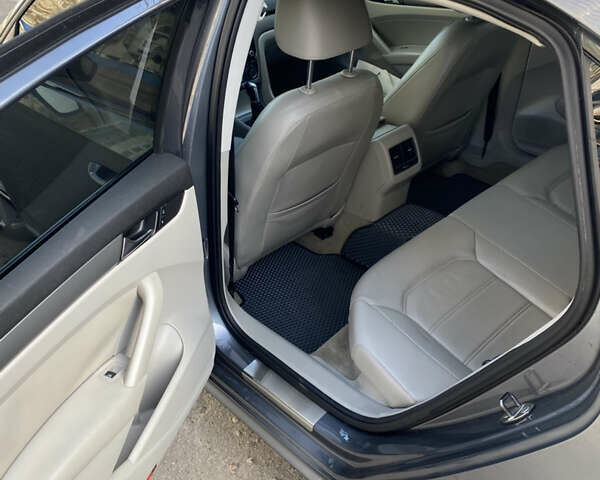 Сірий Фольксваген Пассат, об'ємом двигуна 2.5 л та пробігом 190 тис. км за 11500 $, фото 6 на Automoto.ua