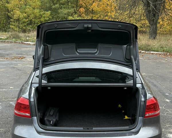 Серый Фольксваген Пассат, объемом двигателя 1.97 л и пробегом 234 тыс. км за 14000 $, фото 18 на Automoto.ua