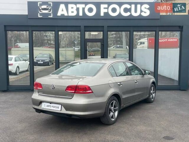 Серый Фольксваген Пассат, объемом двигателя 1.97 л и пробегом 240 тыс. км за 12490 $, фото 4 на Automoto.ua