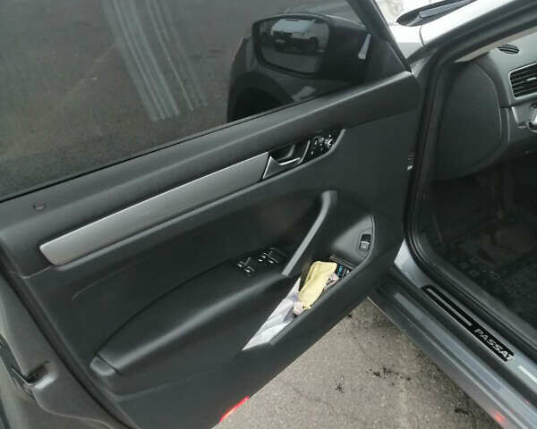 Серый Фольксваген Пассат, объемом двигателя 2.5 л и пробегом 233 тыс. км за 10000 $, фото 2 на Automoto.ua