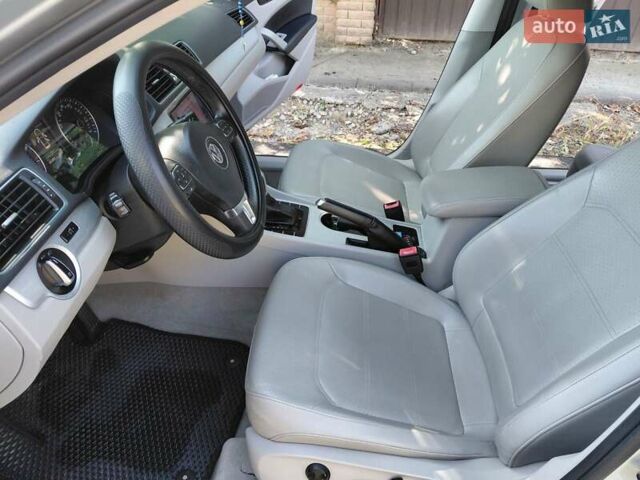 Серый Фольксваген Пассат, объемом двигателя 2.5 л и пробегом 165 тыс. км за 11499 $, фото 6 на Automoto.ua