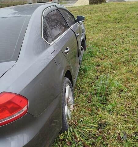 Серый Фольксваген Пассат, объемом двигателя 2.5 л и пробегом 210 тыс. км за 4200 $, фото 2 на Automoto.ua