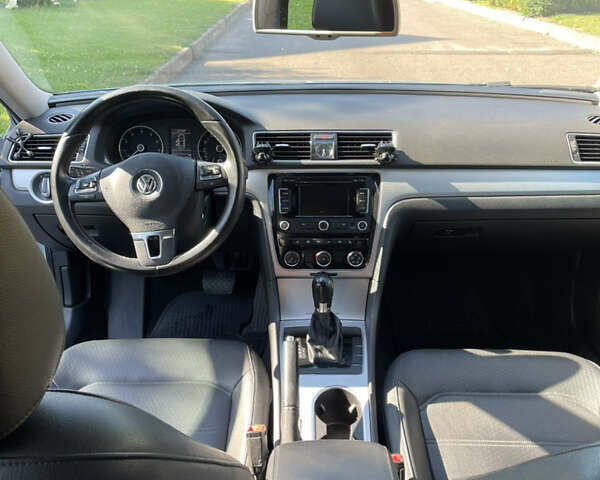 Серый Фольксваген Пассат, объемом двигателя 2.5 л и пробегом 179 тыс. км за 11300 $, фото 19 на Automoto.ua