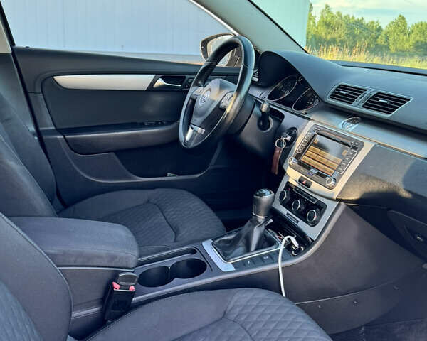 Сірий Фольксваген Пассат, об'ємом двигуна 1.6 л та пробігом 264 тис. км за 8950 $, фото 12 на Automoto.ua