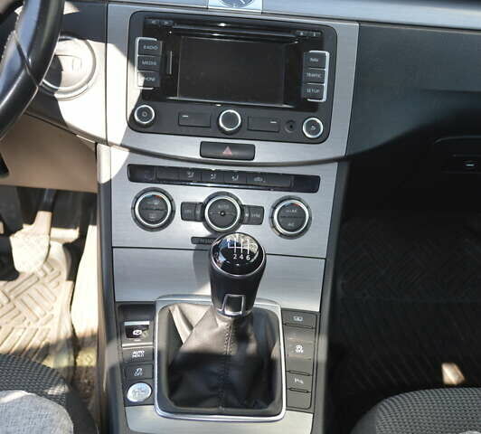 Серый Фольксваген Пассат, объемом двигателя 1.97 л и пробегом 270 тыс. км за 10700 $, фото 9 на Automoto.ua