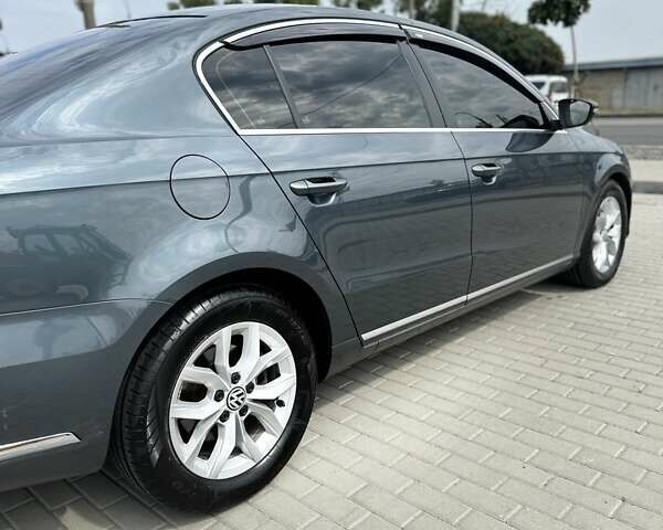 Серый Фольксваген Пассат, объемом двигателя 1.97 л и пробегом 244 тыс. км за 12000 $, фото 4 на Automoto.ua