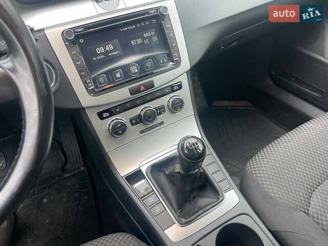 Серый Фольксваген Пассат, объемом двигателя 1.97 л и пробегом 240 тыс. км за 12490 $, фото 20 на Automoto.ua