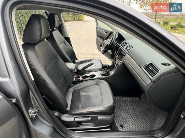 Сірий Фольксваген Пассат, об'ємом двигуна 2.5 л та пробігом 210 тис. км за 9700 $, фото 46 на Automoto.ua