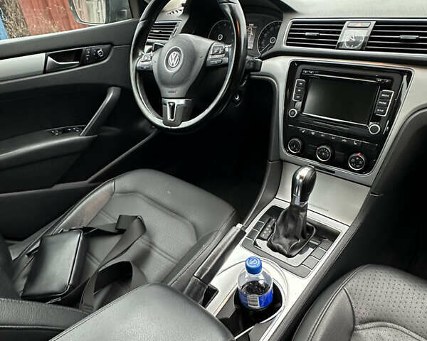 Серый Фольксваген Пассат, объемом двигателя 2.5 л и пробегом 276 тыс. км за 7999 $, фото 4 на Automoto.ua